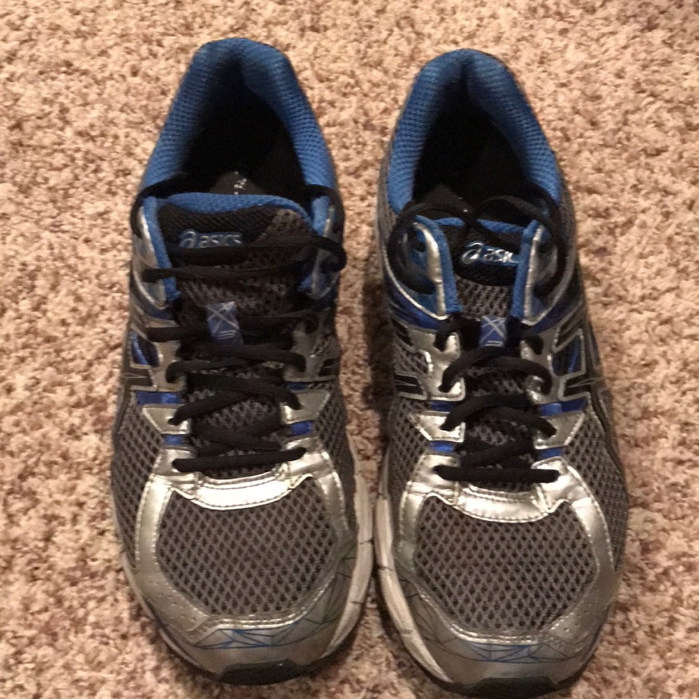 Athletic shoes